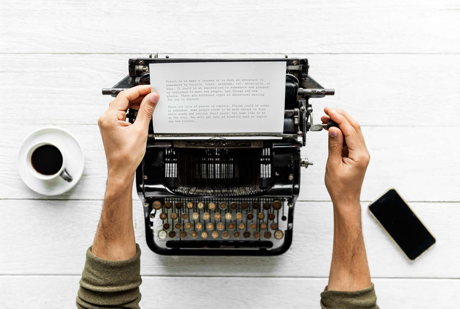 Escritor-escribiendo-en-maquina-de-escribir